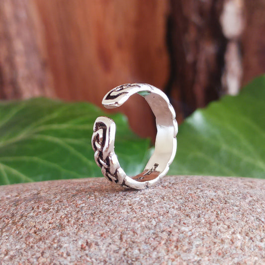 Featuring a woven Celtic pattern with subtle darkening which gives the design depth and presence. This toe ring is adjustable, and comes gifted in a recycled sari ring pouch, ready to give, or keep for yourself.