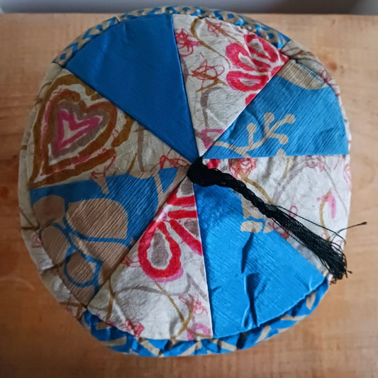 Originating in the Victorian era, smoking caps were traditionally worn by gentlemen of the gentry to absorb the scent of cigars while adding a touch of refined style. Today, these caps remain both fashionable and functional, blending heritage design with modern sustainability.