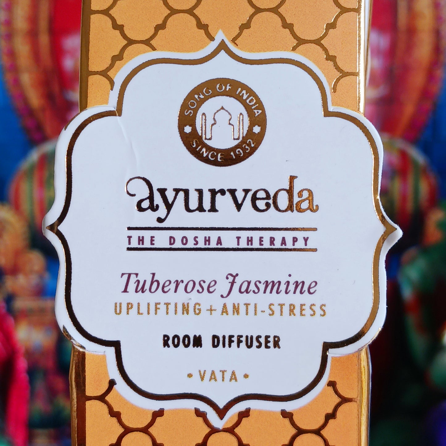 The distinctive floral scents of jasmine and tuberose are wonderfully combined to create a long lasting and uplifting fragrance.