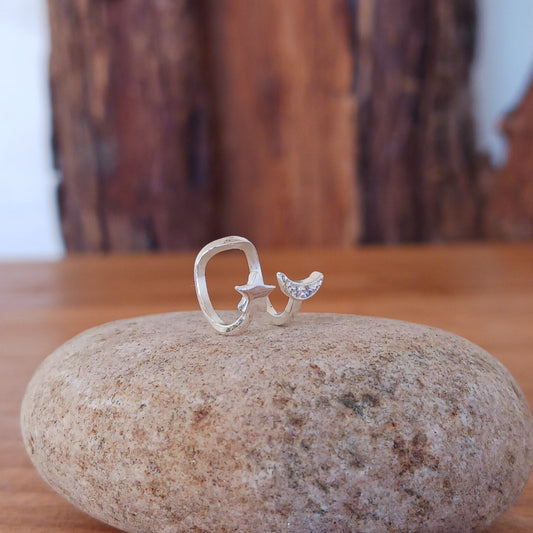 This elegant Moon & Star silver ear cuff is both delicate and charming. No piercing is required for wear, as it can be conveniently adjusted to fit your ear cartilage. An ideal accessory for individuals without pierced ears or those looking to enhance their boho style.f