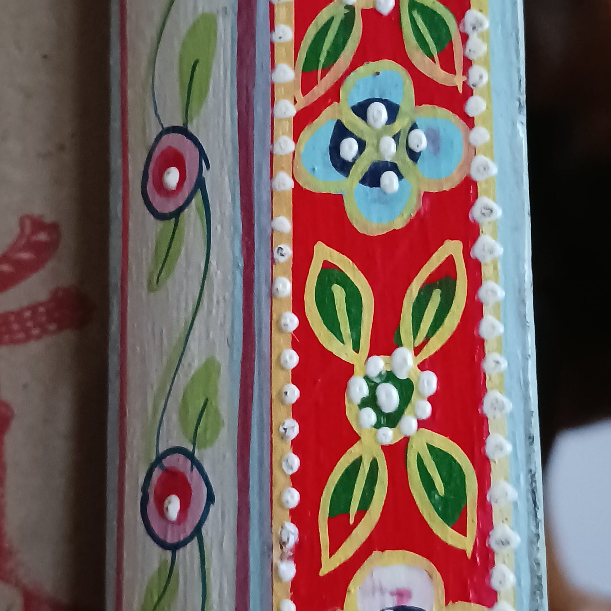 This pretty wooden photo frame is made from sustainable mango wood and hand painted in pastel florals with intricate detail. Each is unique and an eco friendly, bespoke decoration - perfect for gifting favorite images to family and friends.