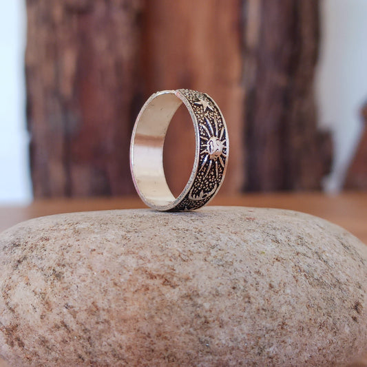 This adjustable toe ring features a stunning silver design inspired by the night sky, including a moon and stars.