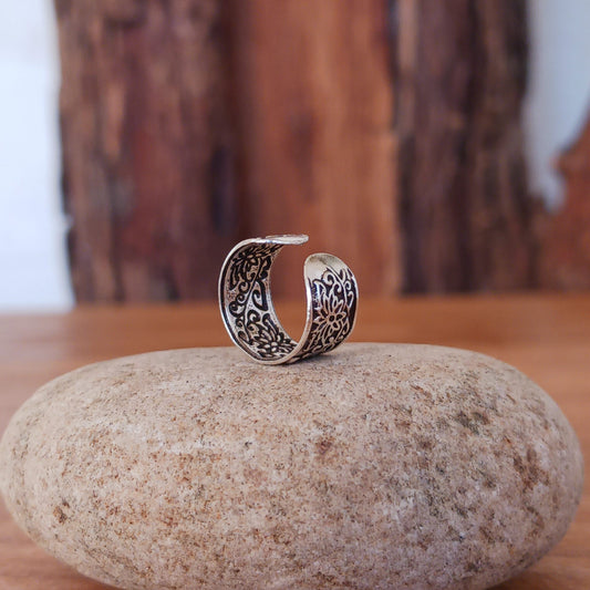 Beautiful and dainty flower silver ear cuff. No piercing is needed to wear, it can be easily adjusted to hug your ear cartilage. Perfect for anyone who doesn't have pierced ears or if you just want to add to your boho look.