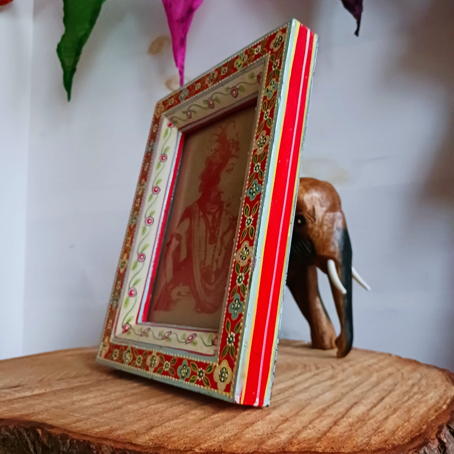 This pretty wooden photo frame is made from sustainable mango wood and hand painted in pastel florals with intricate detail. Each is unique and an eco friendly, bespoke decoration - perfect for gifting favorite images to family and friends.