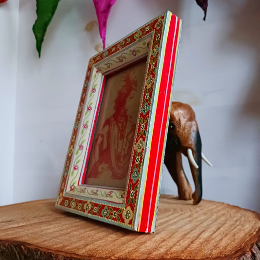 This pretty wooden photo frame is made from sustainable mango wood and hand painted in pastel florals with intricate detail. Each is unique and an eco friendly, bespoke decoration - perfect for gifting favorite images to family and friends.
