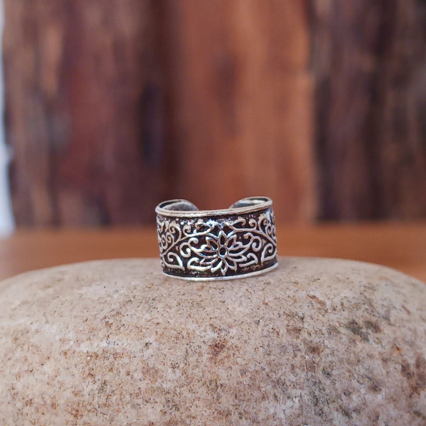 Beautiful and dainty flower silver ear cuff. No piercing is needed to wear, it can be easily adjusted to hug your ear cartilage. Perfect for anyone who doesn't have pierced ears or if you just want to add to your boho look.