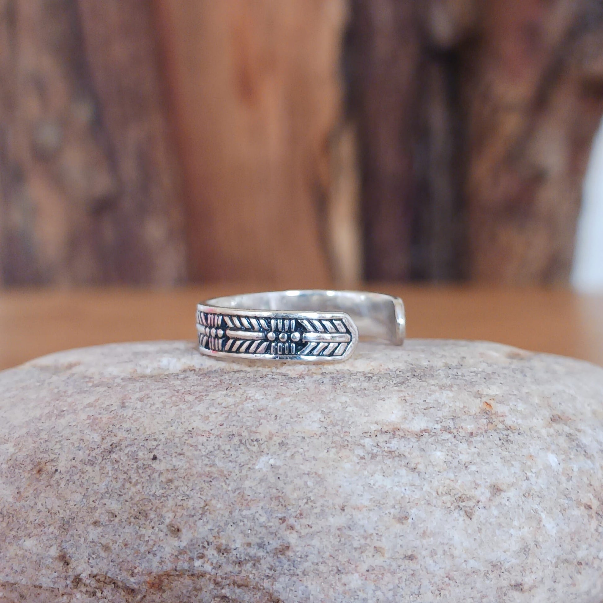 925 Sterling silver Toe Ring with  moonstone. Add a little bit of silver to your toes with our solid 925 stamped solid silver toe ring, beautifully presented in a little fabric drawstring pouch made from off cuts from sari materials that would have otherwise been discarded.