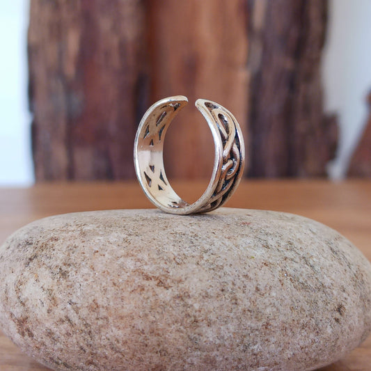 Solid 925 Sterling silver chain Toe Ring, add a little bit of silver to your toes with our solid 925 stamped solid silver toe ring, beautifully presented in a little fabric drawstring pouch made from off cuts from sari materials that would have otherwise been discarded.