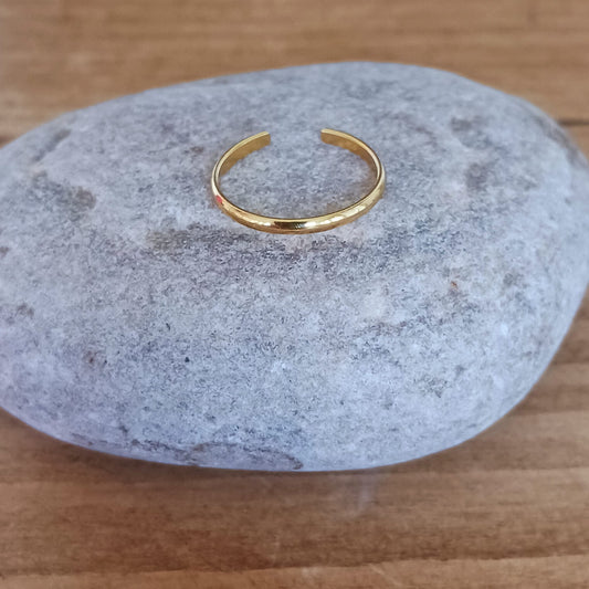 Very fine and delicate gold plated solid 925 Sterling silver Toe Ring band, add a little bit of glamour to your toes with our solid 925 stamped solid silver toe ring, beautifully presented in a little fabric drawstring pouch made from off cuts from sari materials that would have otherwise been discarded.