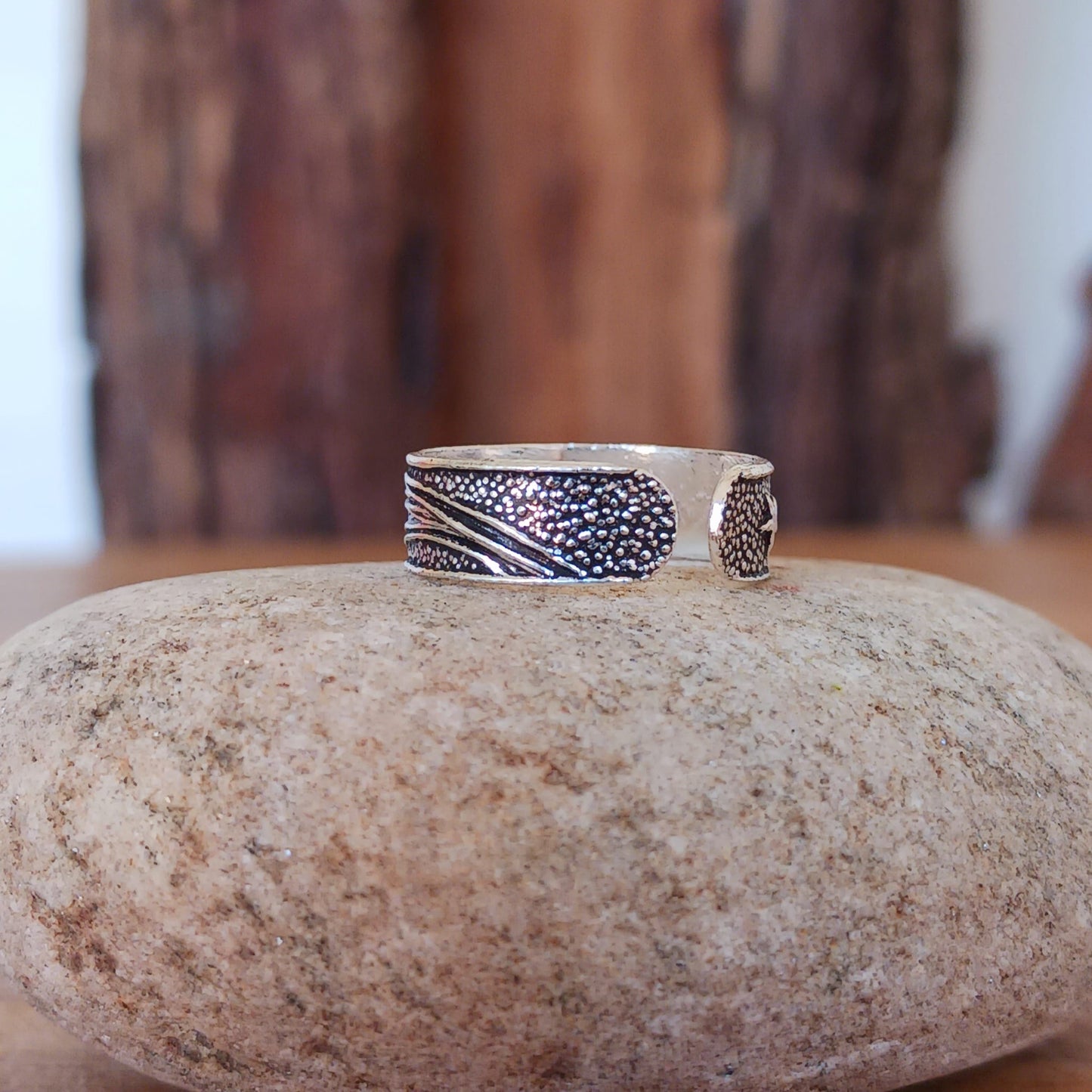 This adjustable toe ring features a stunning silver design inspired by the night sky, including a moon and stars.