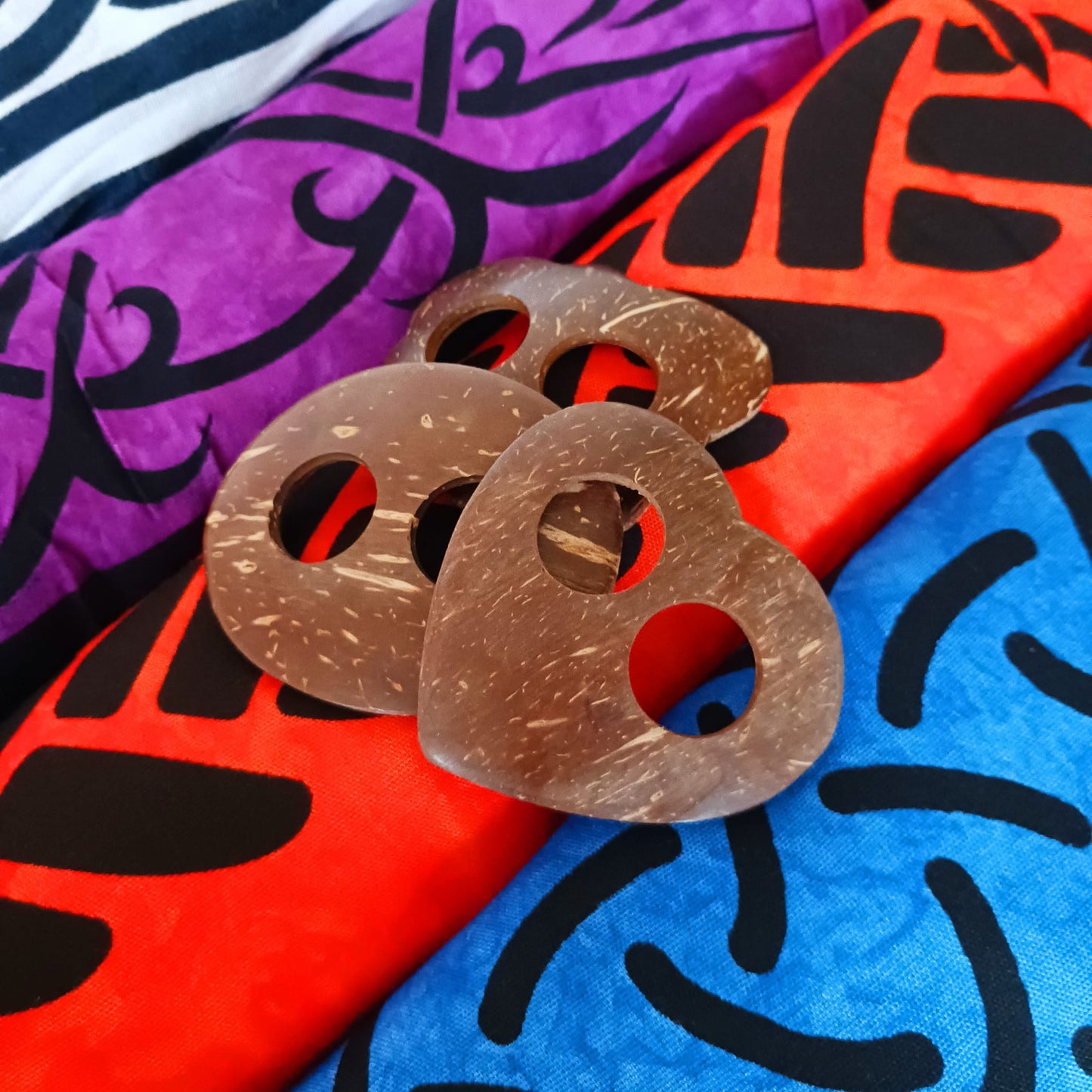 These colourful Celtic sarongs come in a variety of bold Celtic designs, featuring beautiful Celtic knots, spirals and traditional tribal designs. They come in assorted colours, with fringe at each end. These sarongs can be used as a skirt, halter neck dress, a shawl and even as a throw or wall hanging.