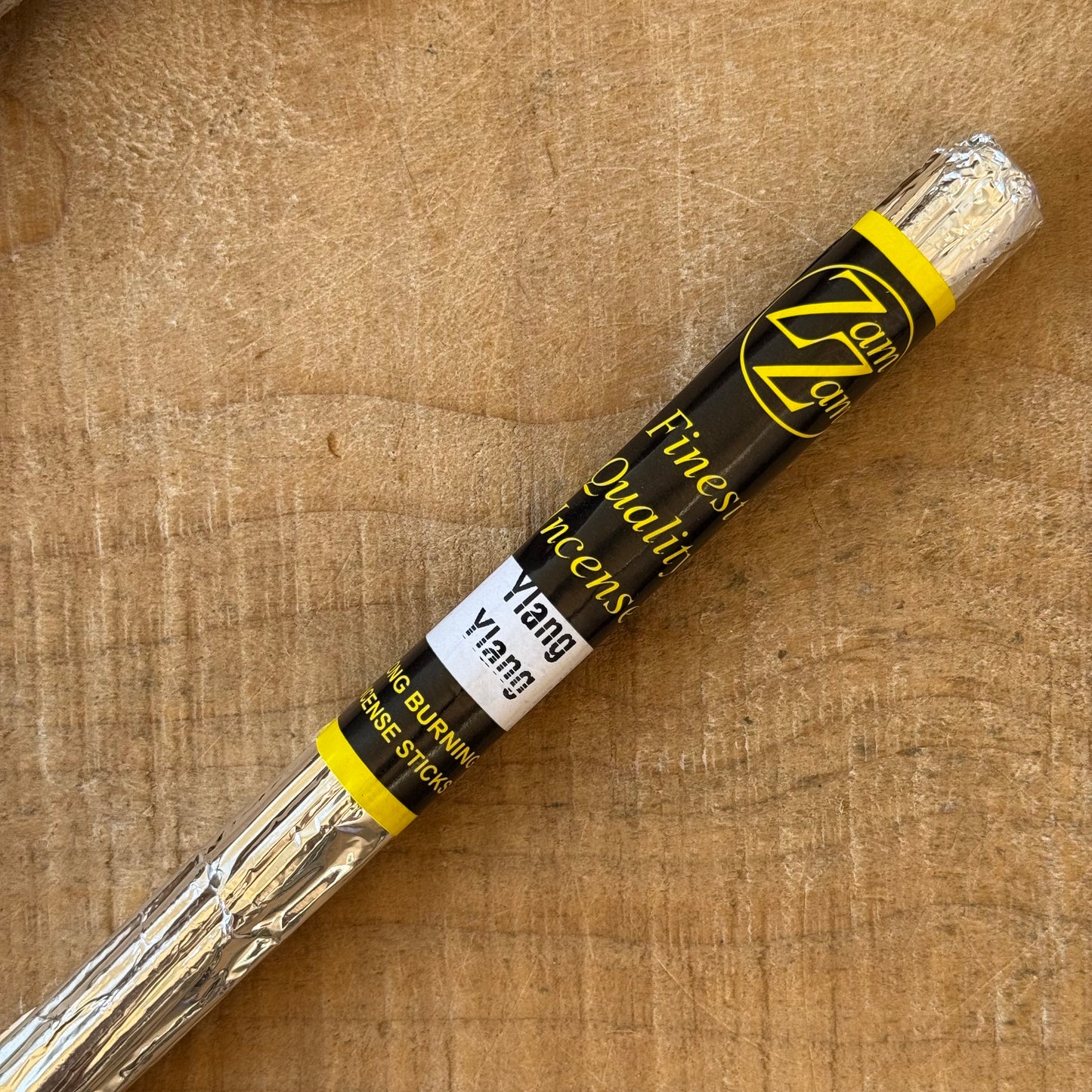 Enjoy the rich, floral aroma of Zam Zam Ylang Ylang incense. With its exotic and beautifully fragrant character, Ylang Ylang creates a warm and relaxing atmosphere, perfect for quiet moments and everyday home fragrance.