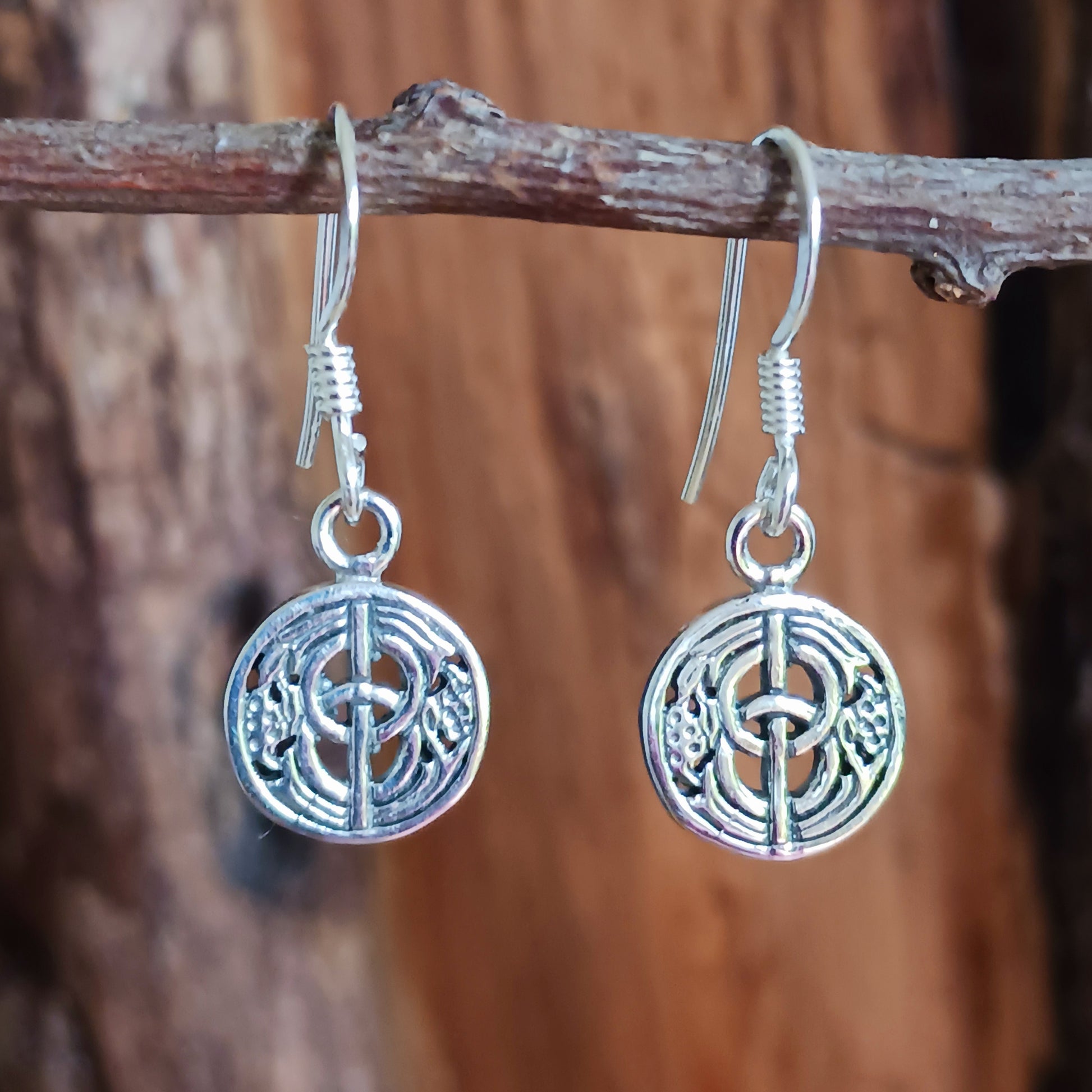 925 sterling silver drop earrings with a beautiful Chalice Well design.&nbsp; This design reflects the beauty and mystery of the cover to the ancient Chalice Well at Glastonbury where, according to legend, Joseph of Arimathea hid the Holy Grail.