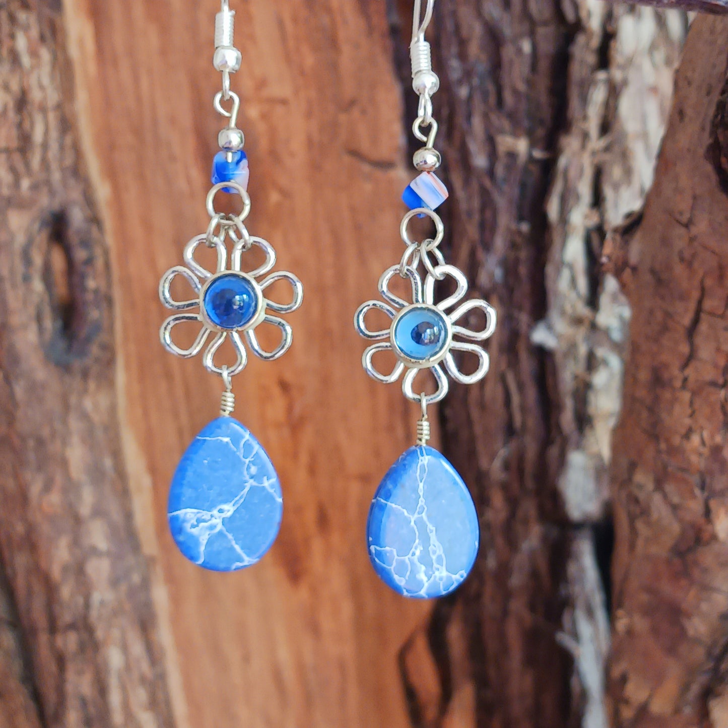 These beautiful earrings incorporate colourful stone with Silver plated hooks. These beautiful earrings have been hand made in Peru and are presented in a traditionally made pouch gift wrapped and ready to give