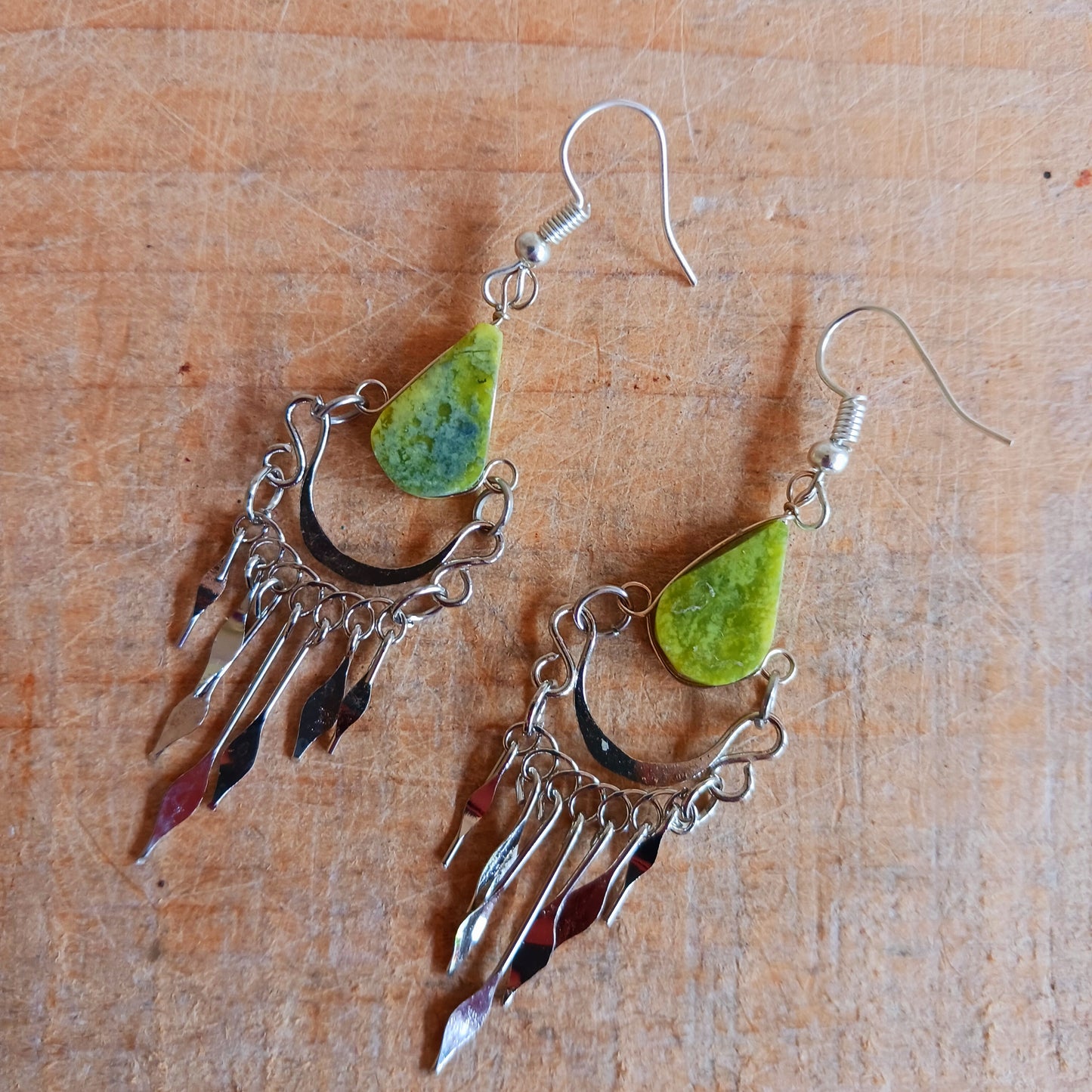 These beautiful hoop earrings incorporate a light green stone with Silver plated hooks. They have been hand made in Peru and are presented in a traditionally made pouch gift wrapped and ready to give