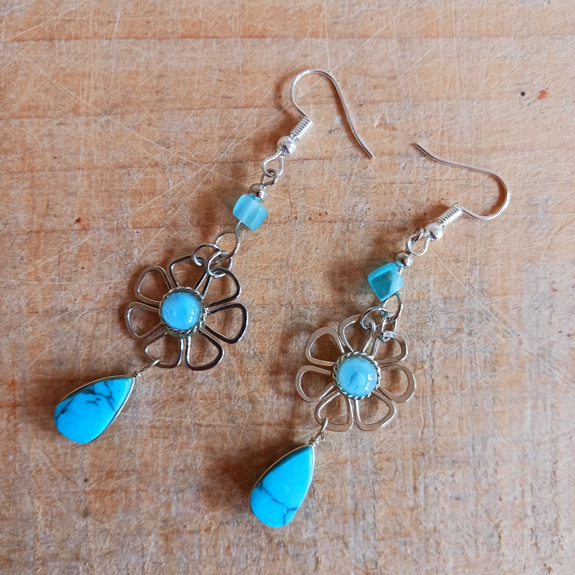 These beautiful earrings incorporate colourful stone with Silver plated hooks. These beautiful earrings have been hand made in Peru and are presented in a traditionally made pouch gift wrapped and ready to give