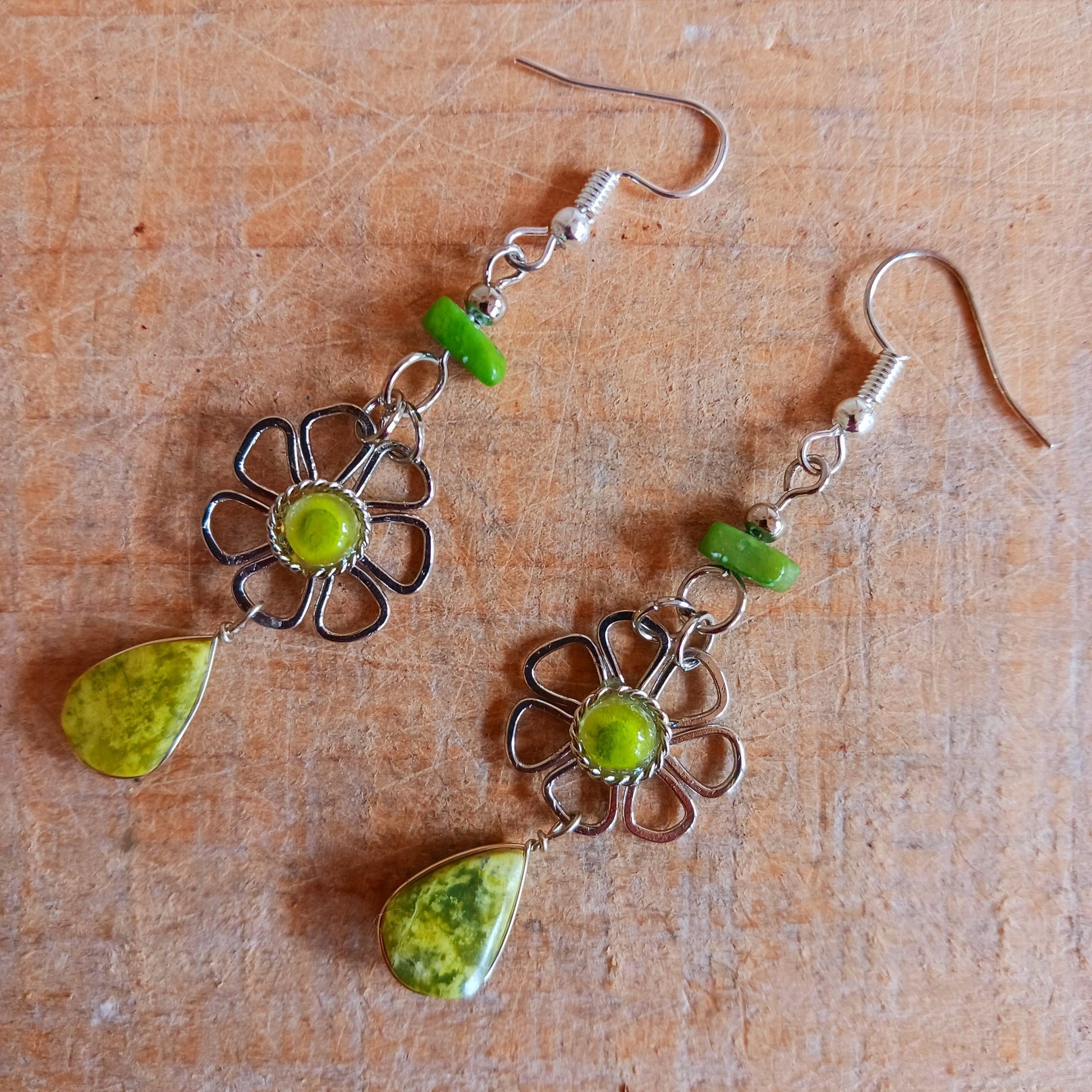 These beautiful earrings incorporate colourful stone with Silver plated hooks. These beautiful earrings have been hand made in Peru and are presented in a traditionally made pouch gift wrapped and ready to give