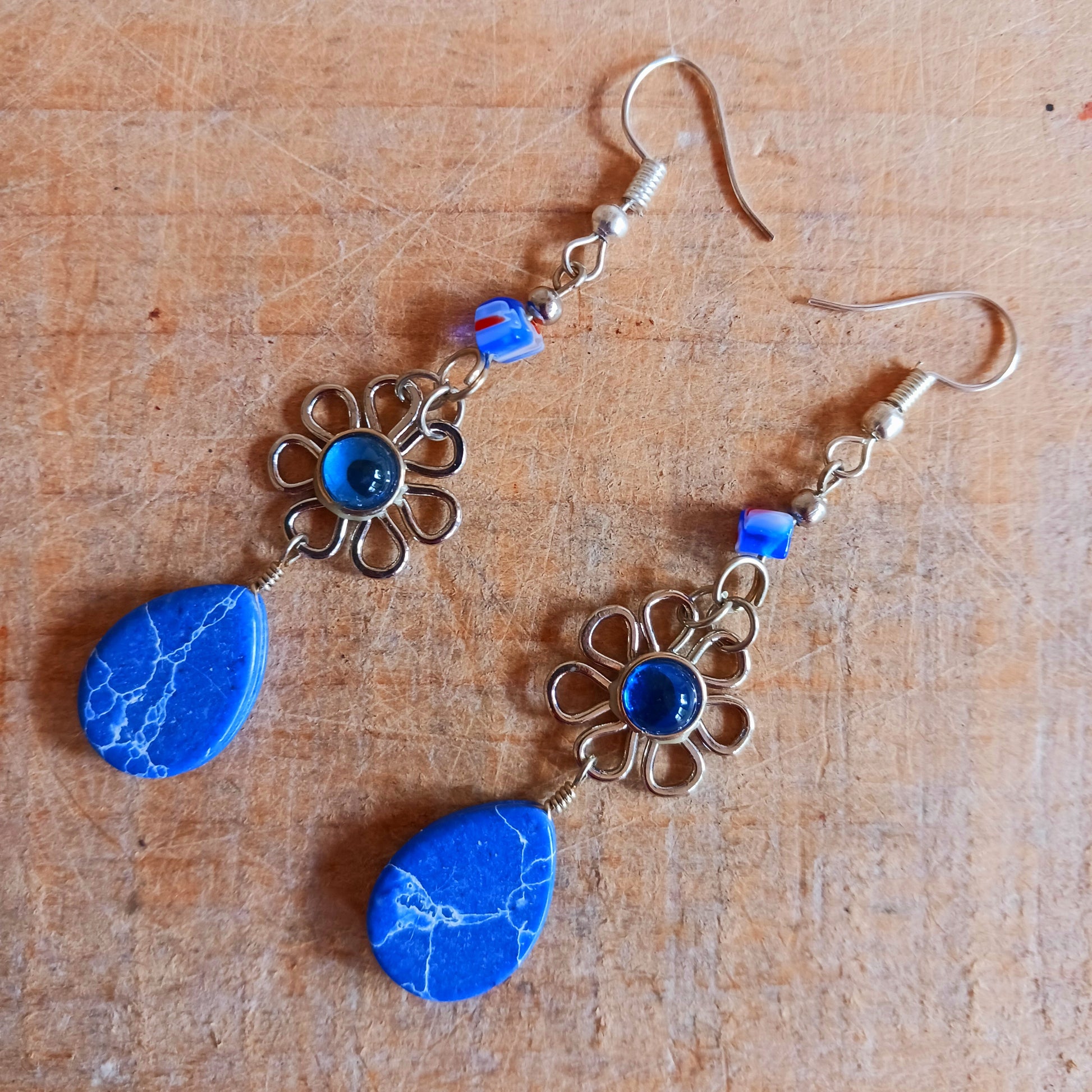 These beautiful earrings incorporate colourful stone with Silver plated hooks. These beautiful earrings have been hand made in Peru and are presented in a traditionally made pouch gift wrapped and ready to give