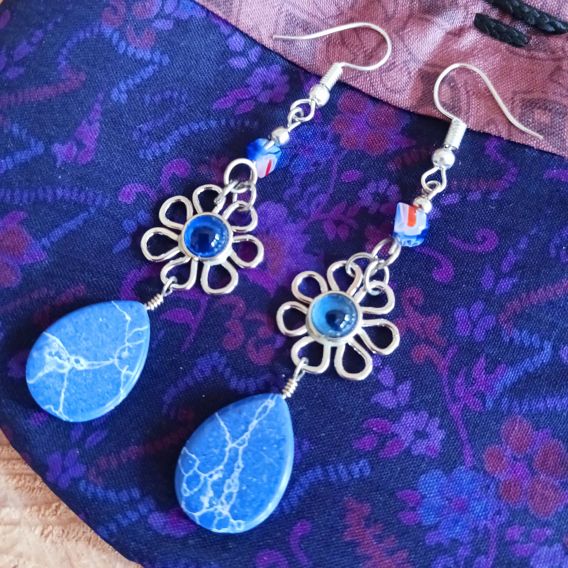 These beautiful earrings incorporate colourful stone with Silver plated hooks. These beautiful earrings have been hand made in Peru and are presented in a traditionally made pouch gift wrapped and ready to give