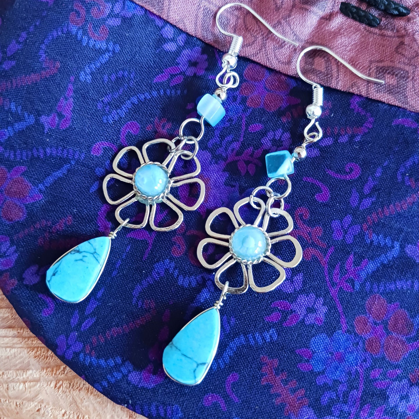 These beautiful earrings incorporate colourful stone with Silver plated hooks. These beautiful earrings have been hand made in Peru and are presented in a traditionally made pouch gift wrapped and ready to give