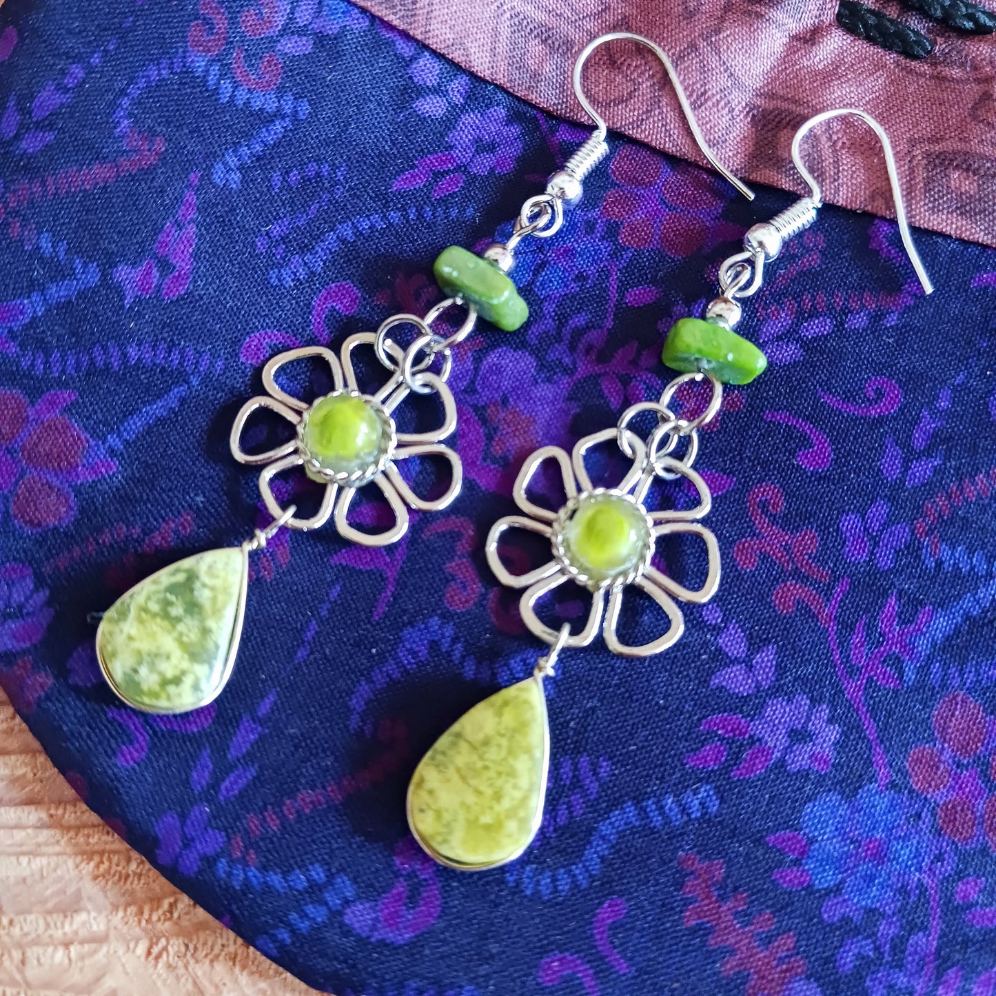 These beautiful earrings incorporate colourful stone with Silver plated hooks. These beautiful earrings have been hand made in Peru and are presented in a traditionally made pouch gift wrapped and ready to give