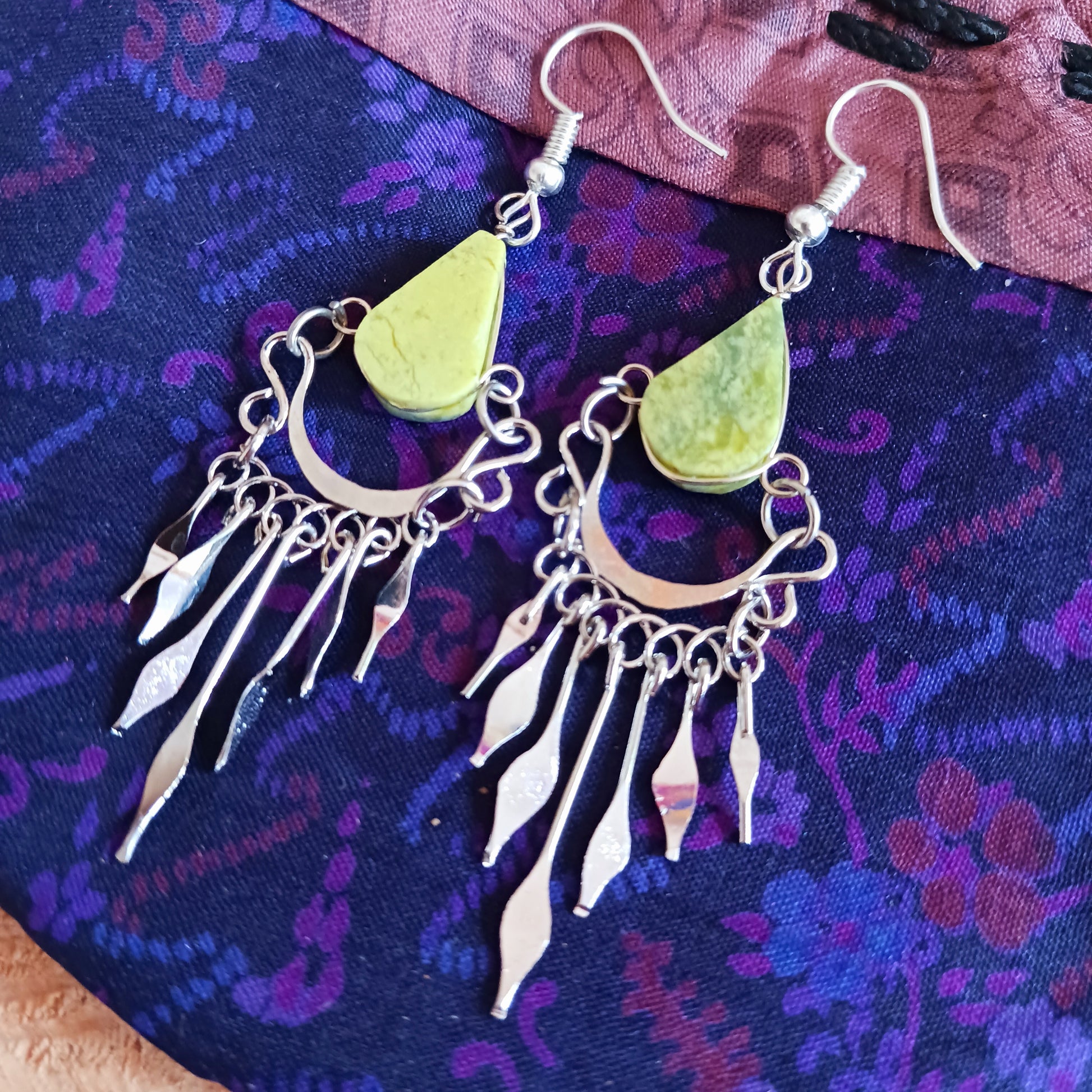 These beautiful hoop earrings incorporate a light green stone with Silver plated hooks. They have been hand made in Peru and are presented in a traditionally made pouch gift wrapped and ready to give