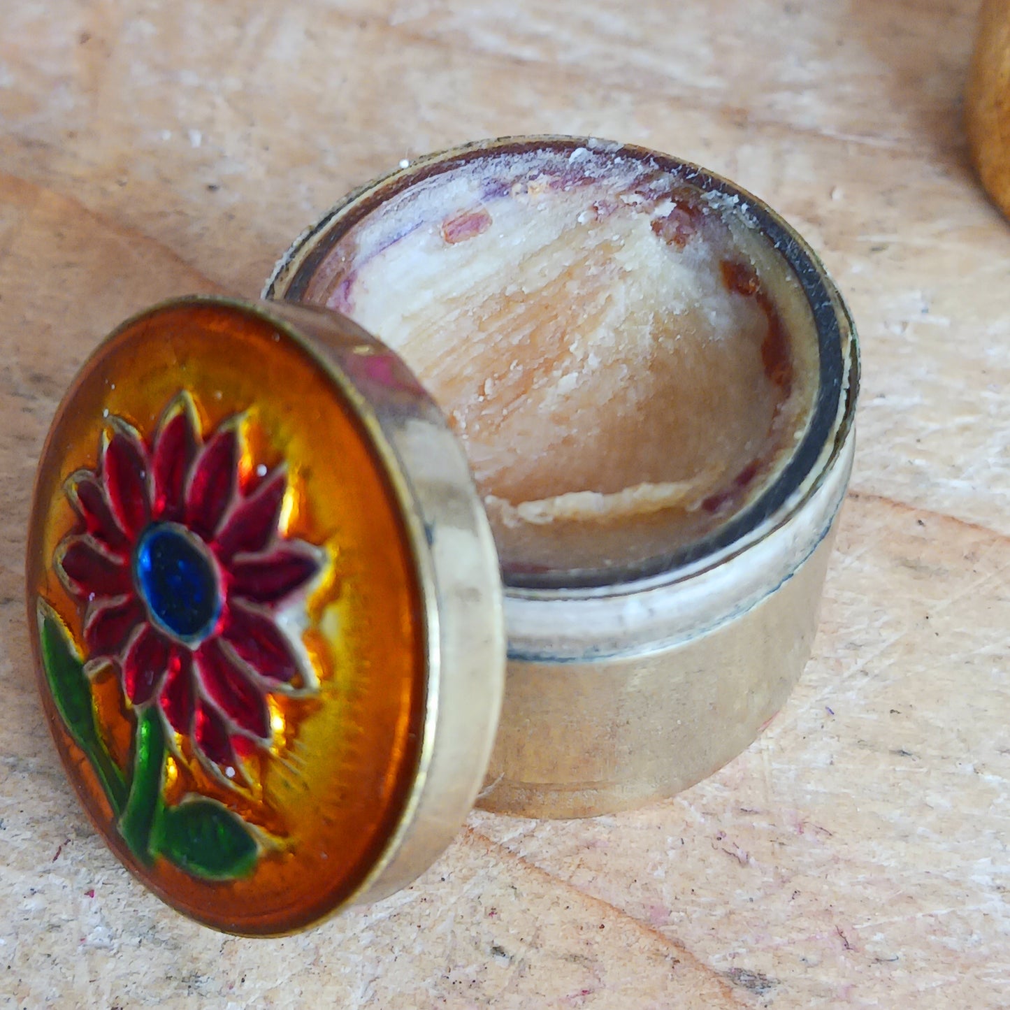 Natural solid Song of India Patchouli fragrance cream presented in a beautiful small brass cloisonné tin, makes an ideal gift for family and friends.