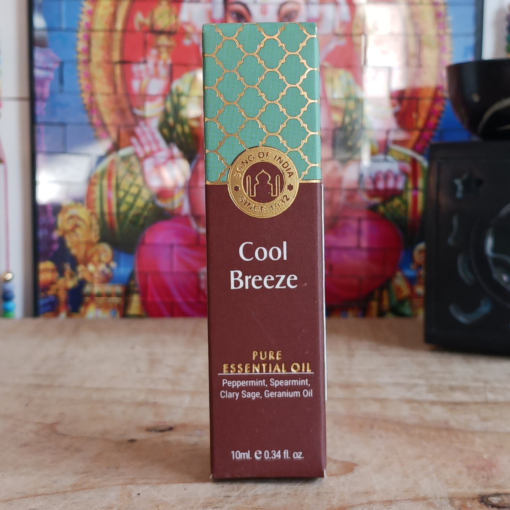 Step up the fresh factor with this minty cool blend that invigorates and positively stimulates the mind. This Song of India essential oil contains a blend of 100% pure oils: Peppermint, Spearmint, Clary Sage and Geranium oil.