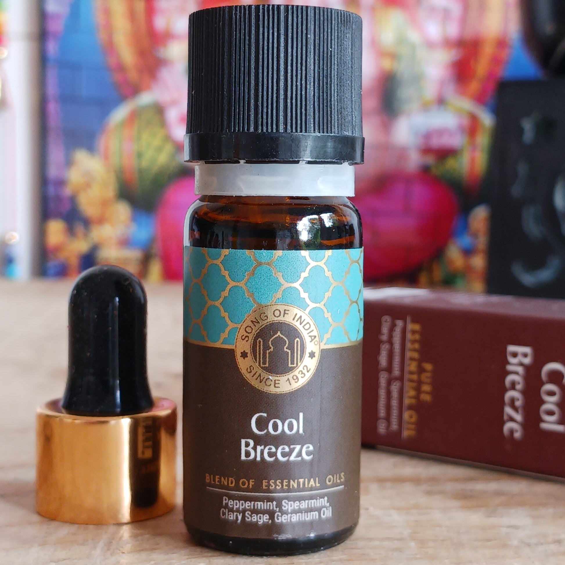 Step up the fresh factor with this minty cool blend that invigorates and positively stimulates the mind. This Song of India essential oil contains a blend of 100% pure oils: Peppermint, Spearmint, Clary Sage and Geranium oil.