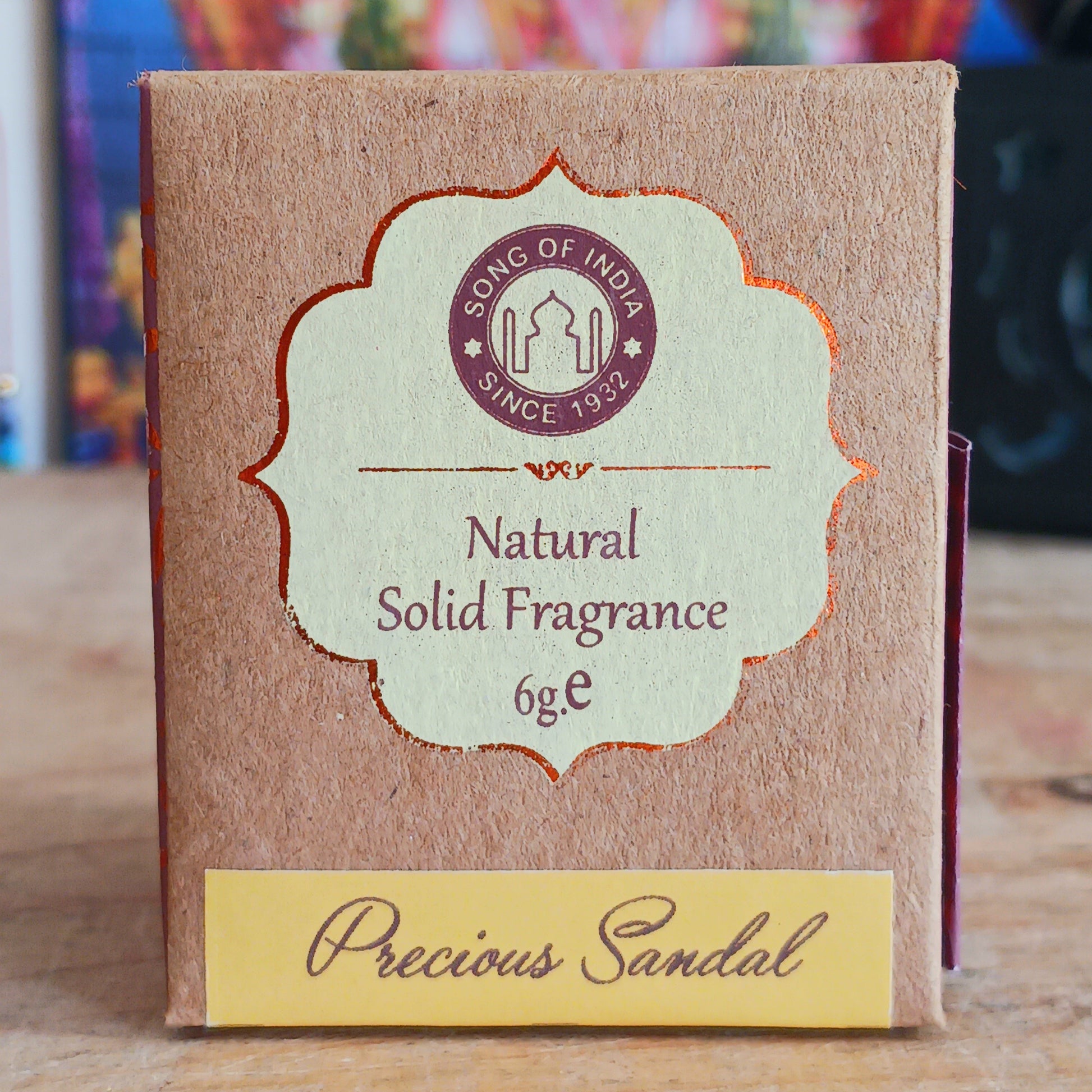 This natural solid Sandalwood fragrance cream is presented in a beautiful little jar made by artisans from the best handpicked Indian rosewood bark. With natural colours and veins, each jar is a collector's item and no two pieces are exactly identical.