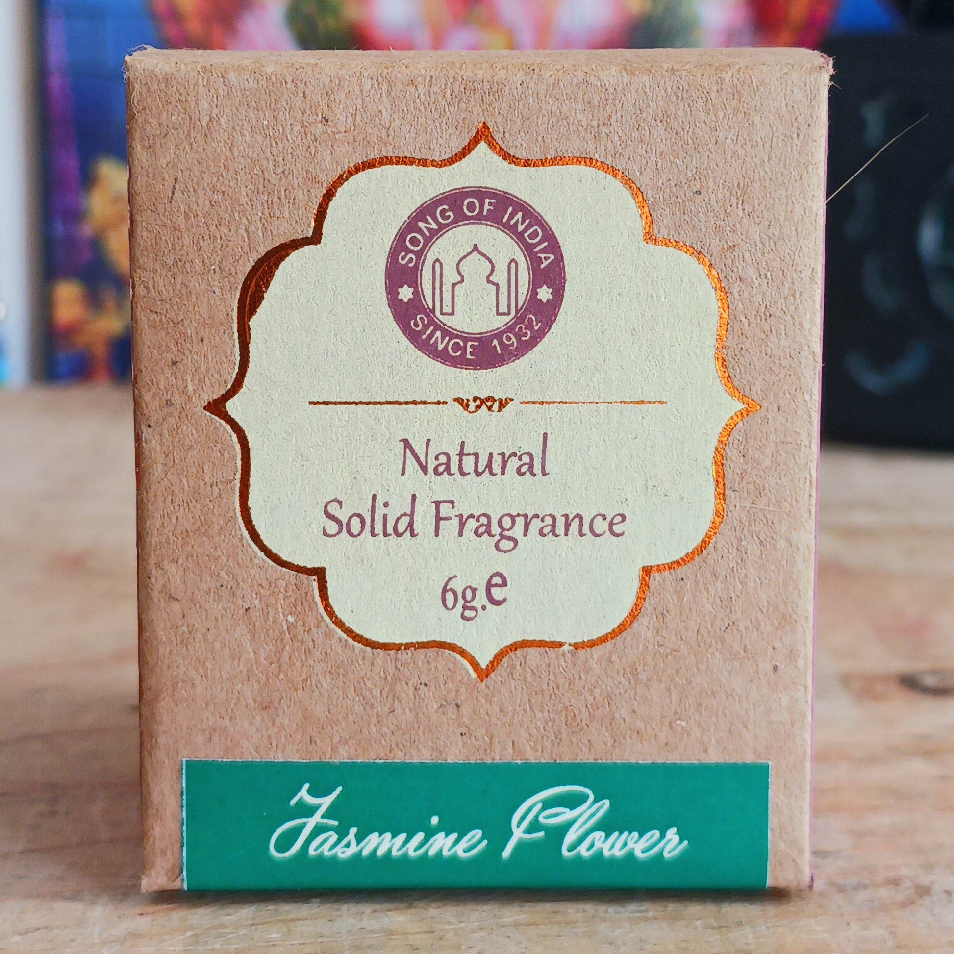 This natural solid Jasmine fragrance cream is presented in a beautiful little jar made by artisans from the best handpicked Indian rosewood bark. With natural colours and veins, each jar is a collector's item and no two pieces are exactly identical.