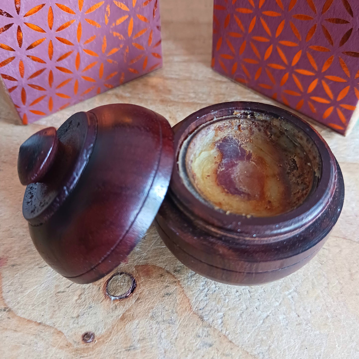 This natural solid Sandalwood fragrance cream is presented in a beautiful little jar made by artisans from the best handpicked Indian rosewood bark. With natural colours and veins, each jar is a collector's item and no two pieces are exactly identical.