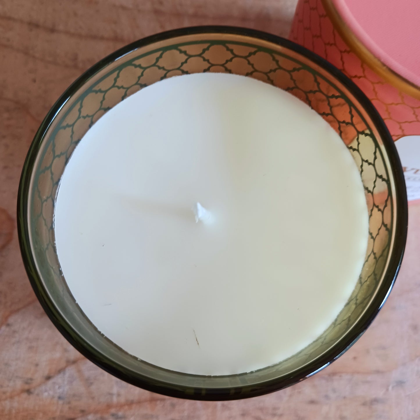 yurvedic scented candle made from luxurious coconut butter and soy wax, scented with the finest essential oils. &nbsp;This earthy blend of holy sage cleanses the surroundings, while the cooling properties of mint leaves keep you charged and invigorated all day. Fits best to people with kapha dosha.