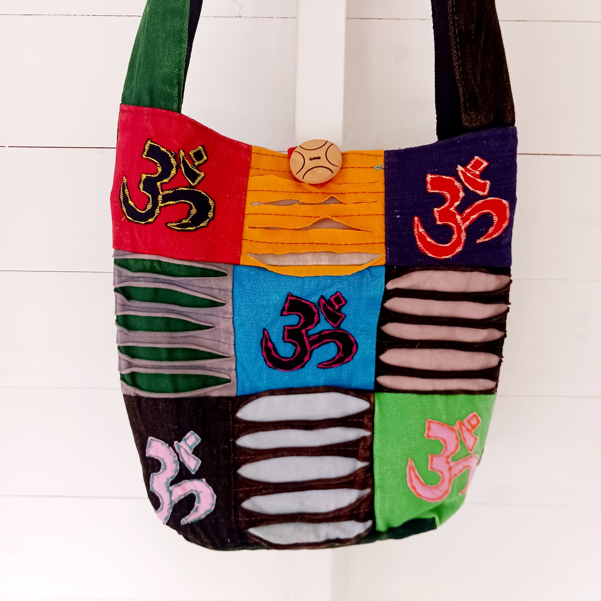 These new Ethnic Sling Om Bags are cool, wonderfully stylish and convenient. &nbsp;It's amazing quality stunning unique design is the main attraction of this bag.