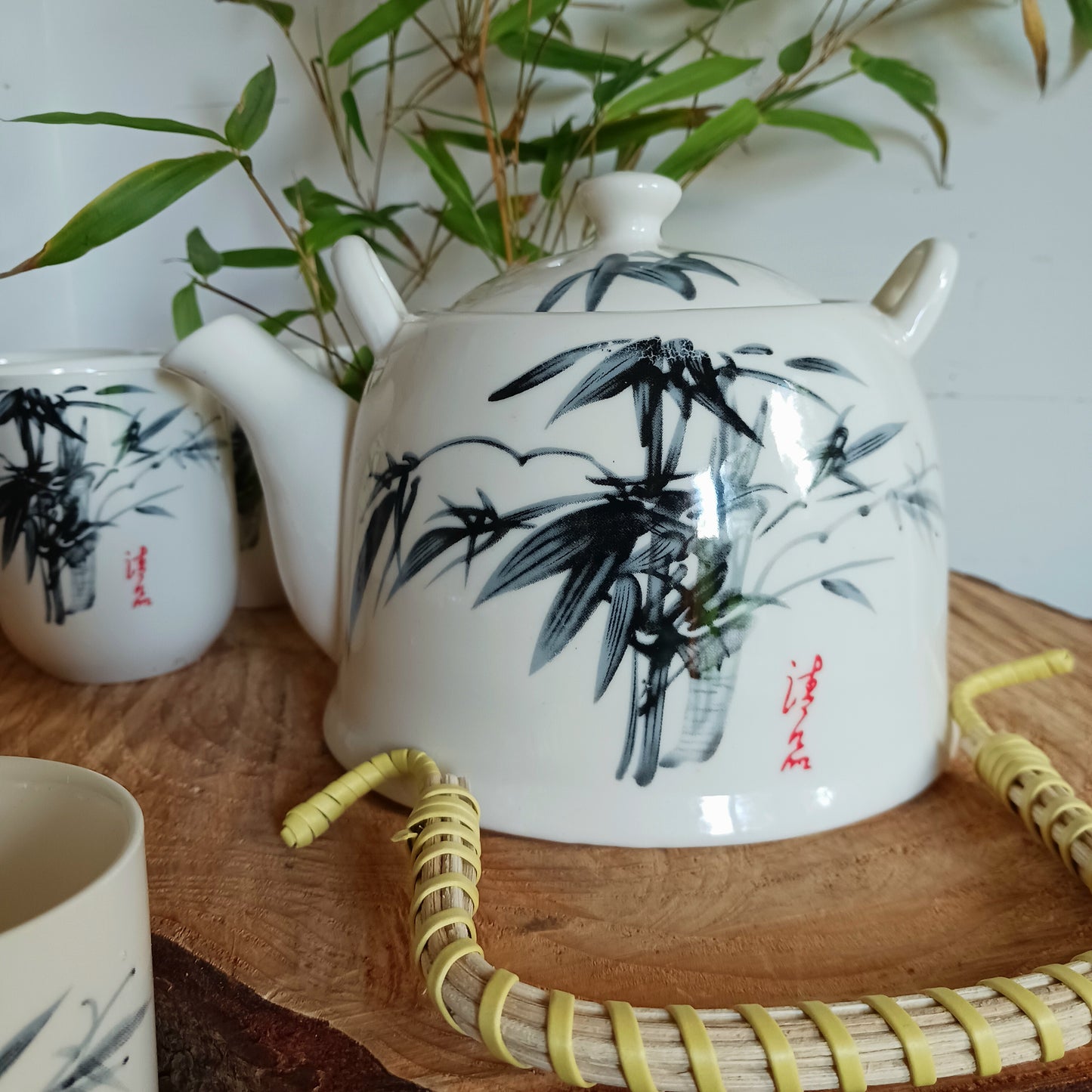 This beautiful Oriental Herbal Teapot Set is made in a ceramic white stone Oriental bamboo design.  Packed in a gift box, a teapot with a metal strainer in the lid, a detachable handle and six matching little cups.