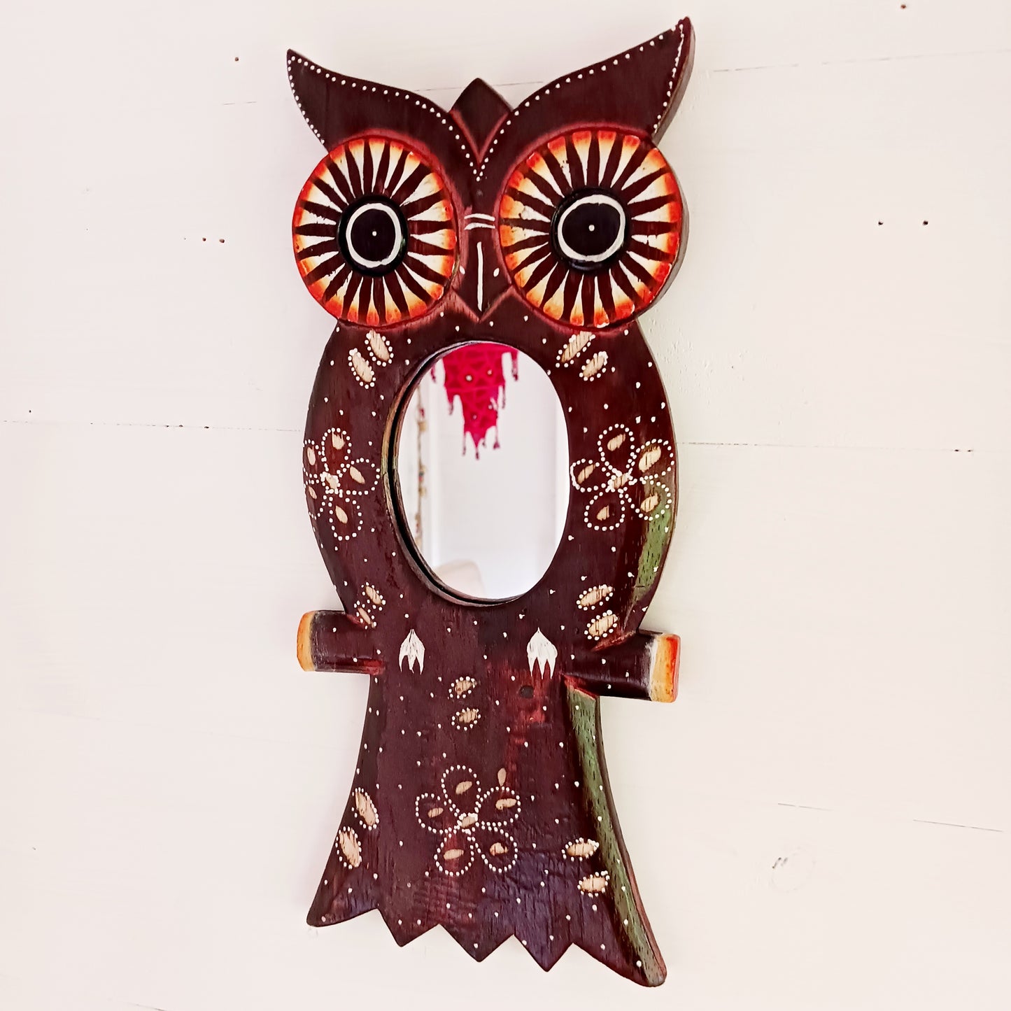 This beautiful handcrafted mirror depicts an owl with gorgeous detailing. This cheeky owl will make a delightful addition to your home, or an ideal gift for family or friends.