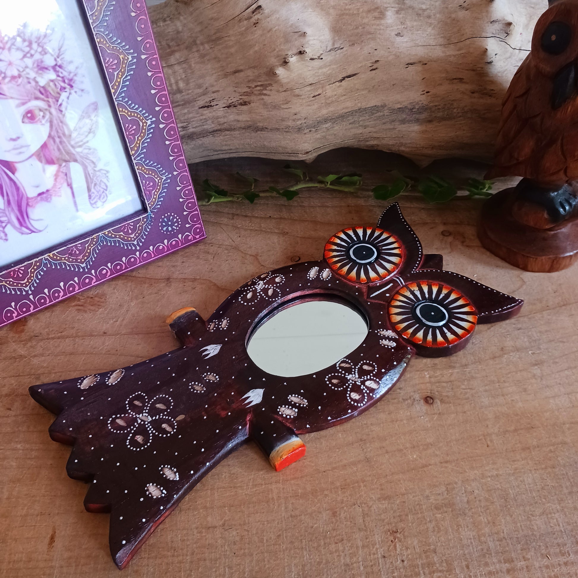 This beautiful handcrafted mirror depicts an owl with gorgeous detailing. This cheeky owl will make a delightful addition to your home, or an ideal gift for family or friends.