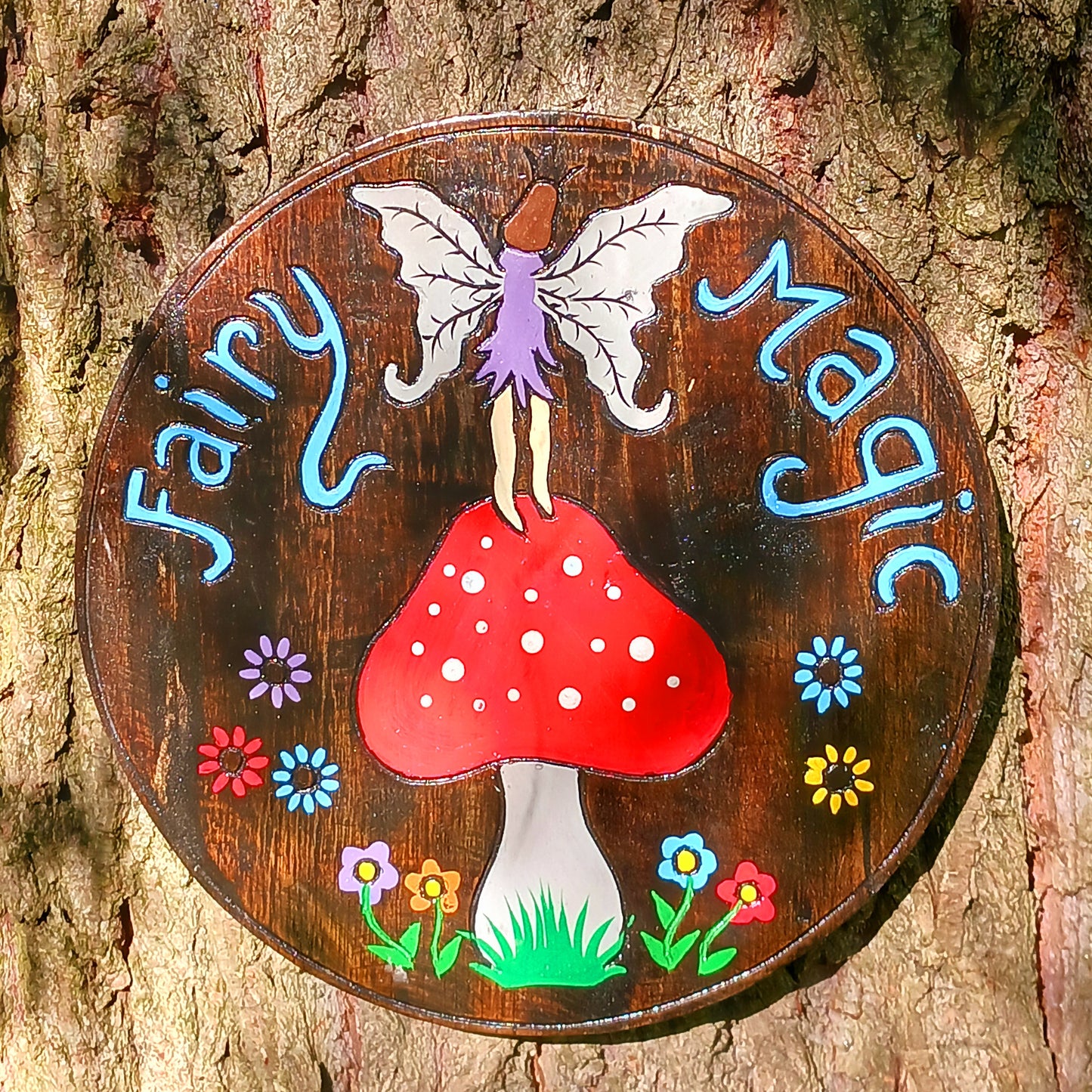 This eye-catching plaque showcases a hand painted fairy and mushroom design and is equipped with a hook for convenient installation.