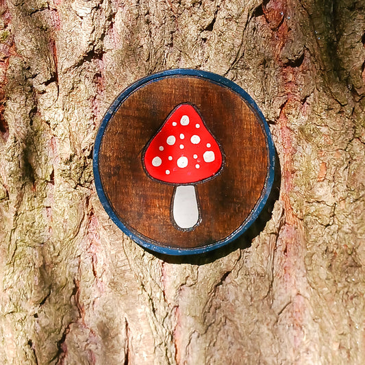 This cute and colourful mini plaque features a single hand painted fly agaric mushroom that will brighten up any room or outhouse. The plaque comes complete with a handy hanging hook.