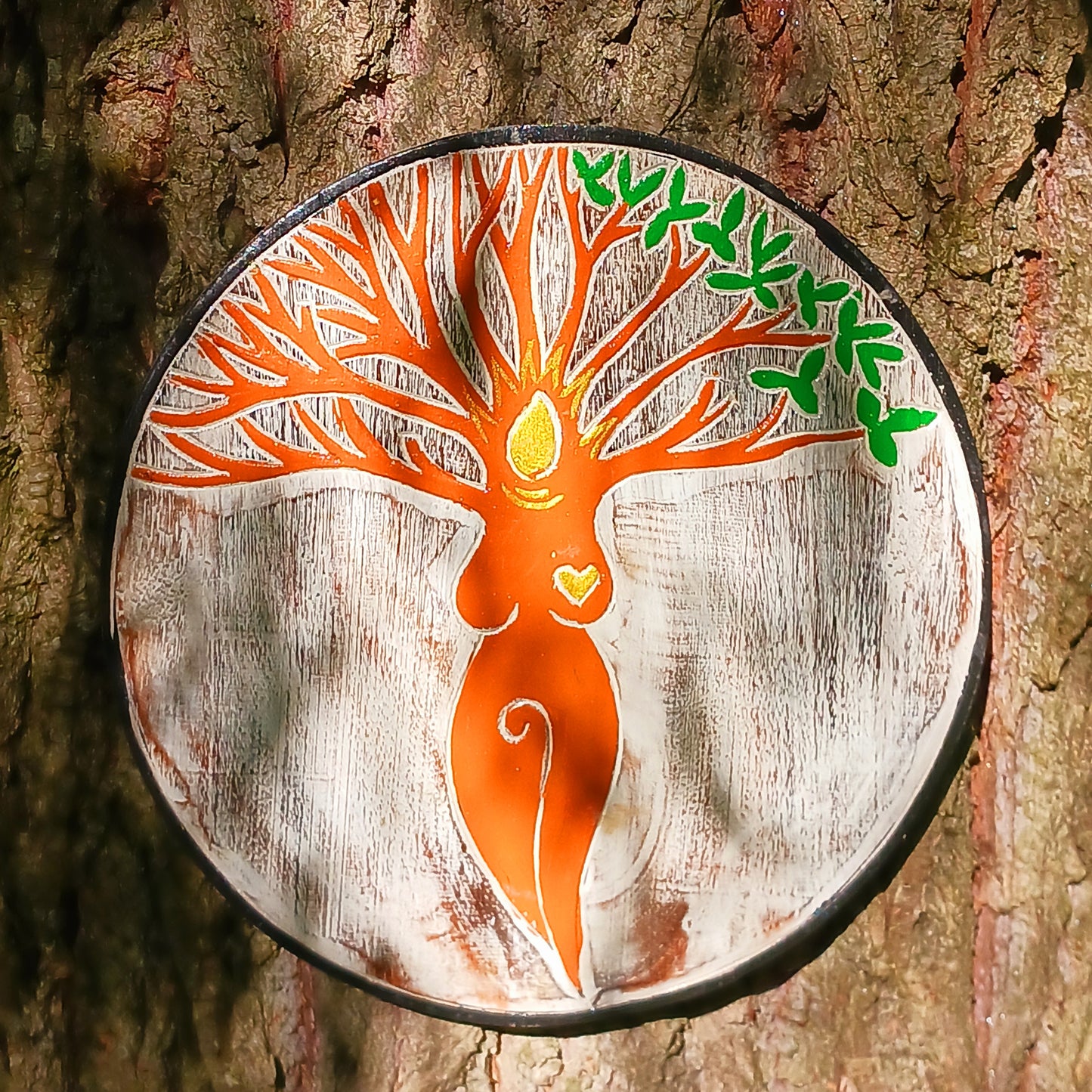 This charmingly rustic hand made plaque has been etched with a fantastic tree goddess carving. Hand painted in a bold green, the plaque is then given a weathered finish to complete the look.