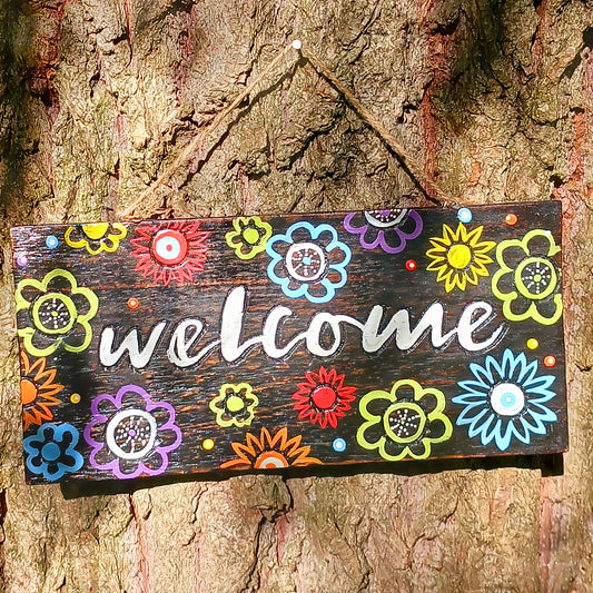 Pretty welcoming plaque hand painted with colourful flowers. Hang this to make your guests feel at home or in the garden amongst your beautiful flowers.