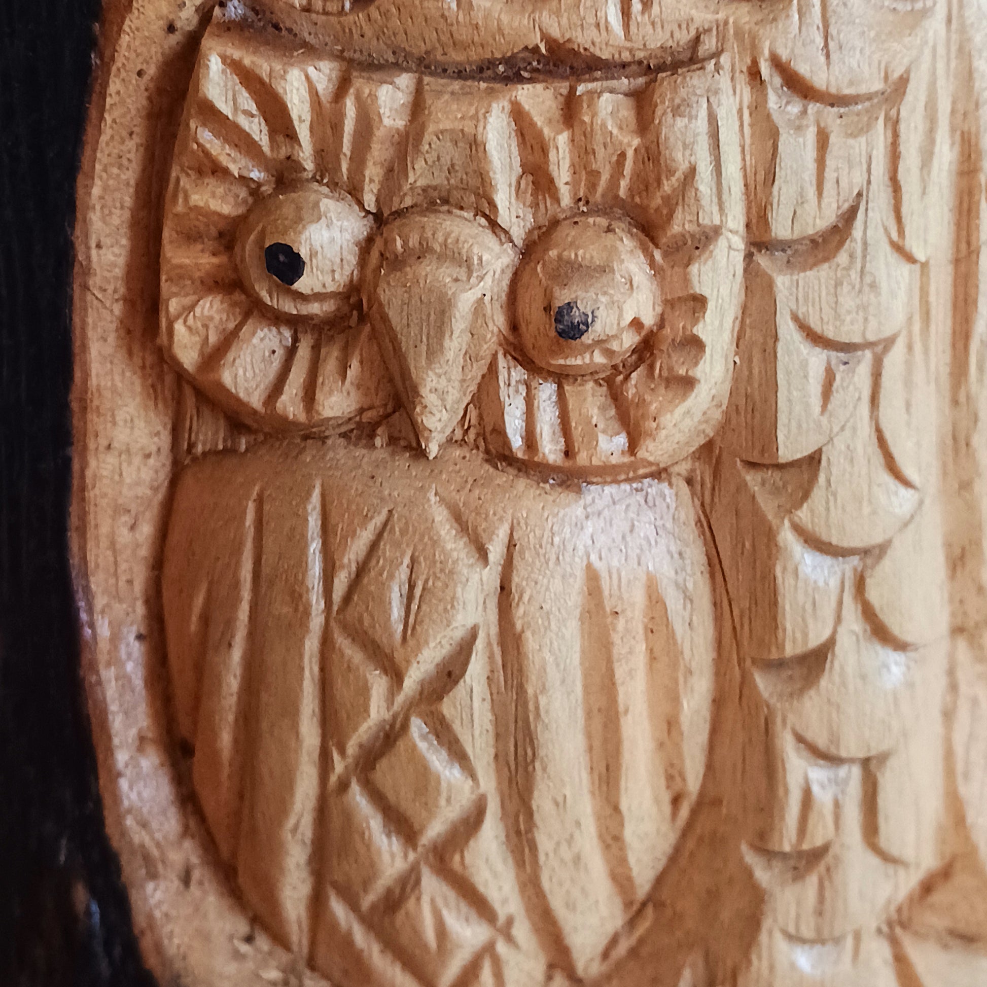 This wonderfully unique and beautifully designed tree stump log carving features a mother and baby owl and is fashioned from the trunks of Chinaberry (Jempinis) and Hibiscus trunks off cuts.