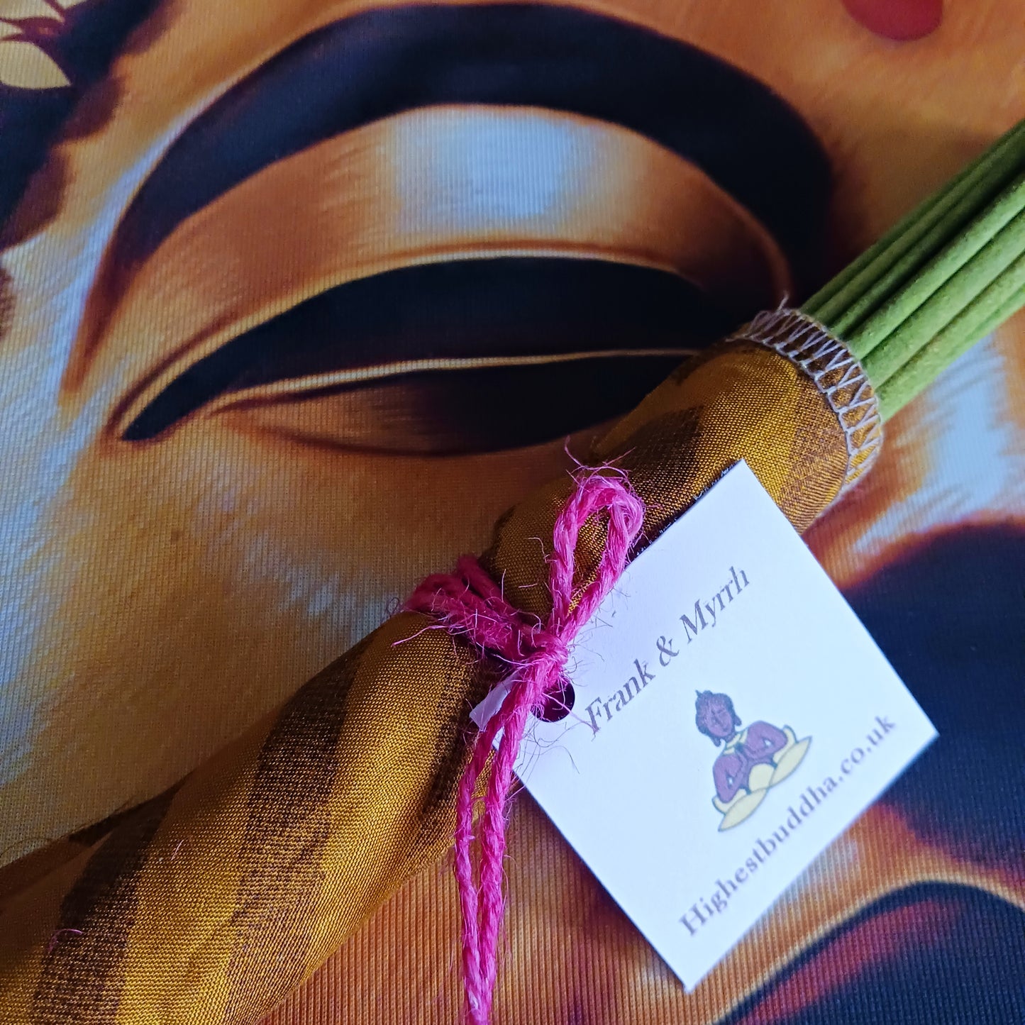 These Frank and Myrrh incense sticks are full of fragrance. Calming, therapeutic, and ritualistic. The Frankincense and Myrrh combined scent notes work great to relax and calm down your soul, perfect for evening meditations.