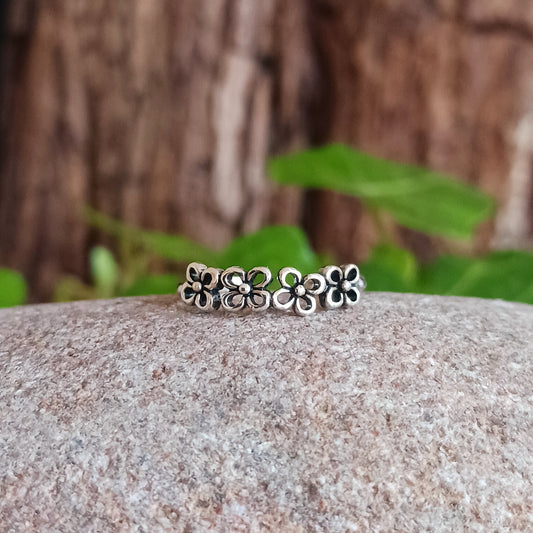 Enhance your toes with this beautiful daisy 925 stamped silver toe ring, handcrafted from high-quality 925 sterling silver. Delivered in a charming fabric drawstring pouch, made from repurposed sari materials to reduce waste and showcase traditional craftsmanship.