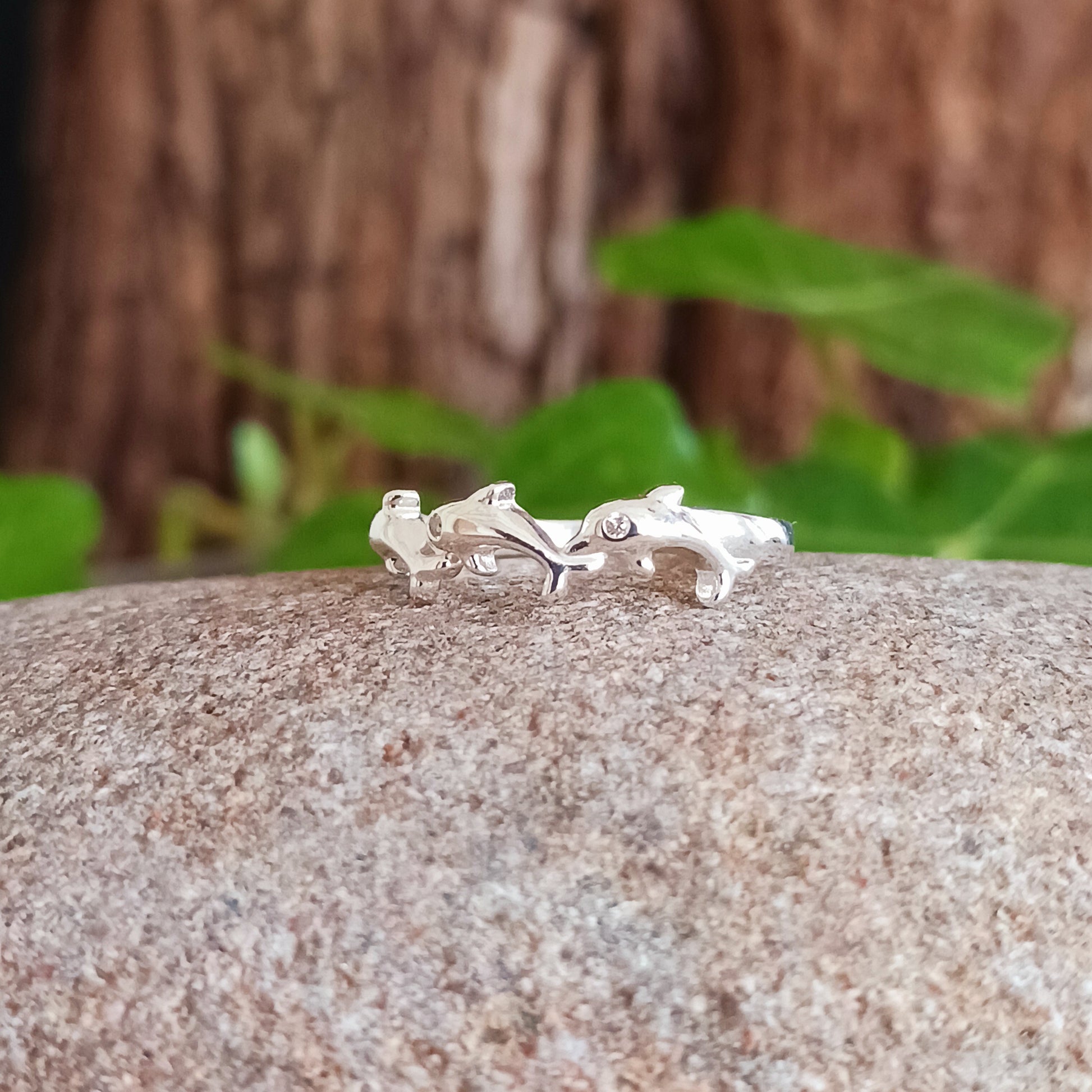 Enhance your toes with this delightful solid 925 silver toe ring featuring danging dolphins. The ring has been handcrafted from high-quality 925 sterling silver. Delivered in a charming fabric drawstring pouch, made from repurposed sari materials to reduce waste and showcase traditional craftsmanship.