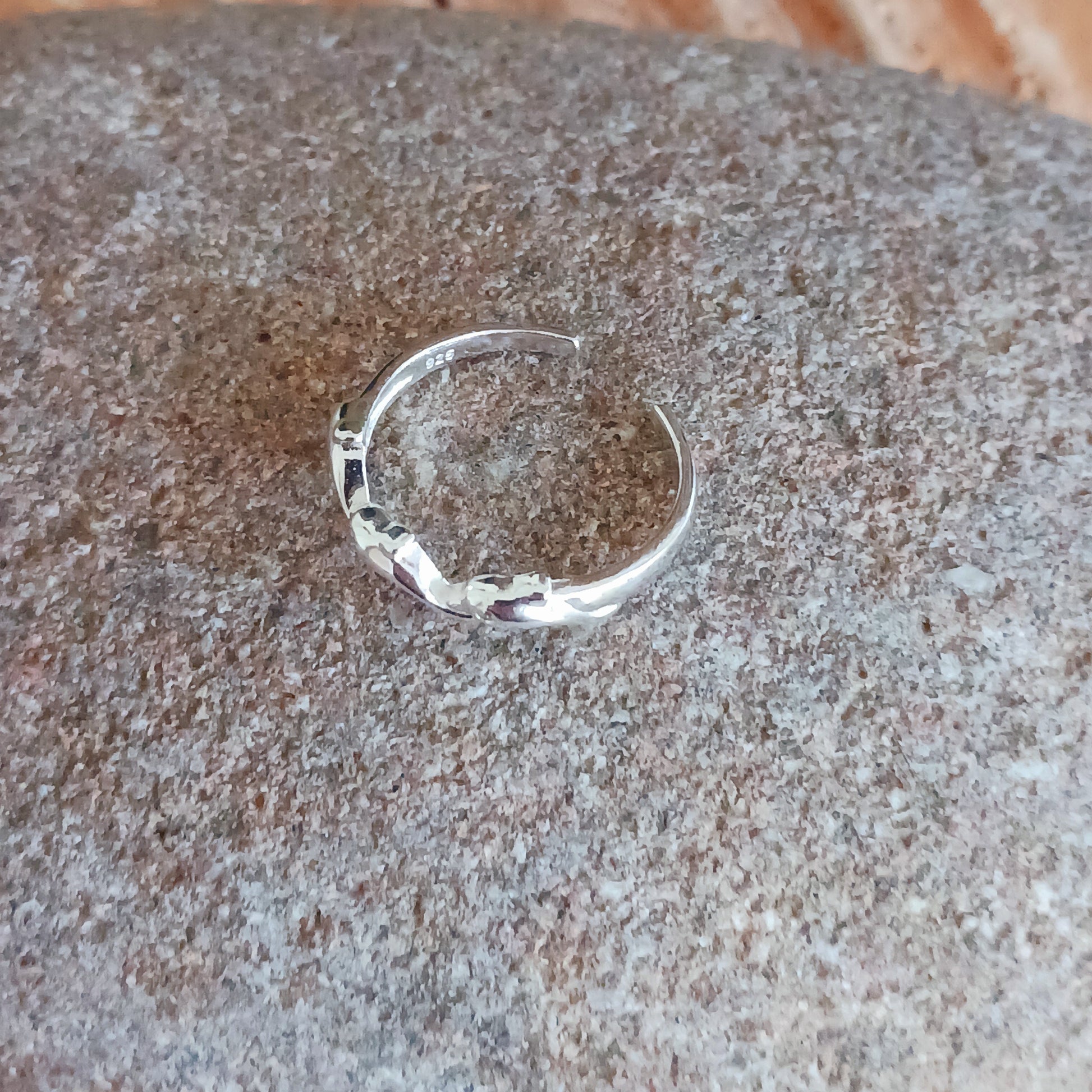 Enhance your toes with this delightful solid 925 silver toe ring featuring danging dolphins. The ring has been handcrafted from high-quality 925 sterling silver. Delivered in a charming fabric drawstring pouch, made from repurposed sari materials to reduce waste and showcase traditional craftsmanship.