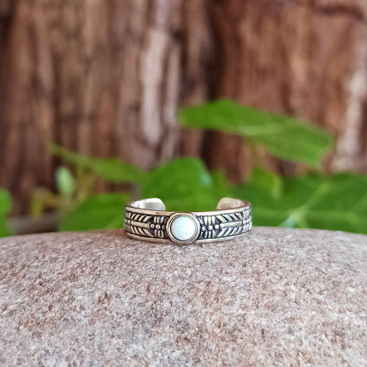 Enhance your toes with a solid 925 silver Navajo toe ring, handcrafted from high-quality 925 sterling silver. Delivered in a charming fabric drawstring pouch, made from repurposed sari materials to reduce waste and showcase traditional craftsmanship.