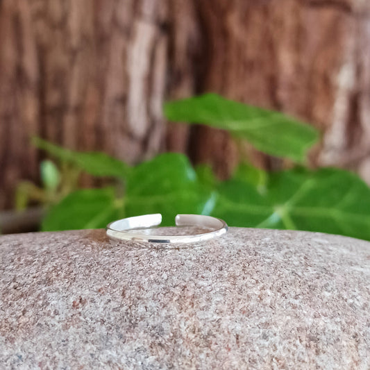 Enhance your toes with this dainty 925 fine silver toe ring, handcrafted from high-quality 925 sterling silver. Delivered in a charming fabric drawstring pouch, made from repurposed sari materials to reduce waste and showcase traditional craftsmanship.