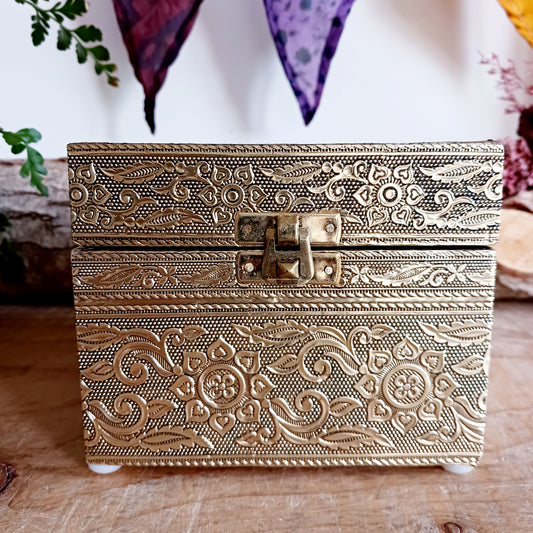 This beautiful jewellery box features an appealing floral pattern. A classic, this timeless and beautifully embossed jewellery box is embossed with a champagne gold finish. The box is fully lined in red cotton velvet and features a handy lift out ring tray to complete an extra special gift.