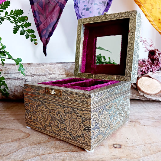 This beautiful jewellery box features an appealing floral pattern. A classic, this timeless and beautifully embossed jewellery box is embossed with a champagne gold finish. The box is fully lined in red cotton velvet and features a handy lift out ring tray to complete an extra special gift.